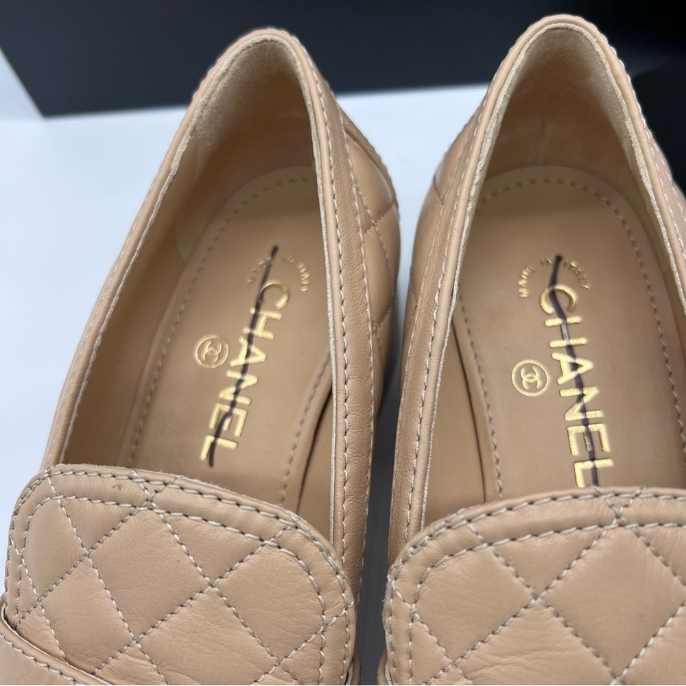 CHANEL
Lambskin Quilted CC Heart - Picture 4 of 8